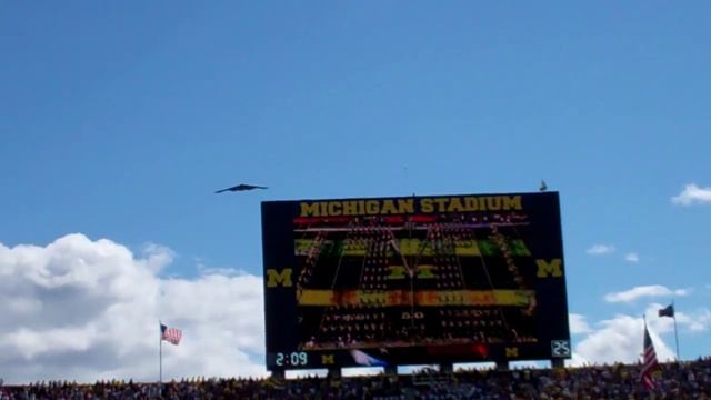 Michigan Stadium Eagle & Stealth Fly Over - 9/8/2012 смотреть онлайн