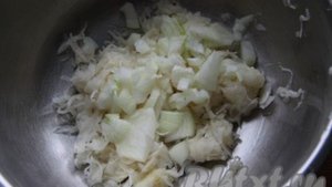 Салат из квашеной капусты и фасоли
