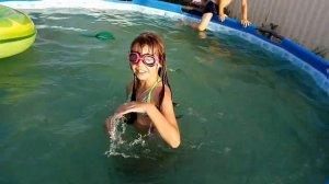 Как мы купались в бассейне 2 часть. Канал ДРужная СЕмейка