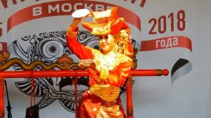 2019 - Уникальный танец начинает женщина. Танец с блюдцами. Фестиваль Индонезии. Танцы Индонезии.