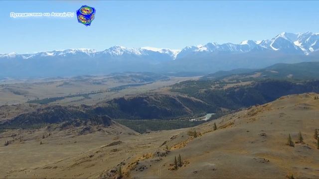 Красивый вид Северо-Чуйский хребет и Курайской степи на Алтае