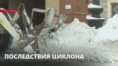 В Петербурге на борьбу с осадками выходит спецтехника, парки и скверы расчищают коммунальщики