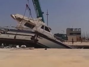 Аварийные ситуации - Спуск-подъем - Кран - Как разломить моторную яхту