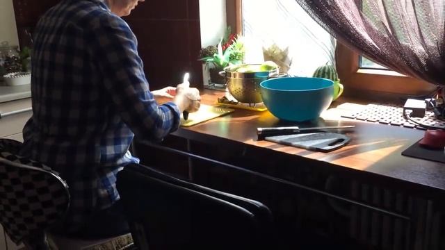 VLOG: Мне плохо/Что готовит мама/Реакция мамы на комментарии зрителей/Наши детские фотографии