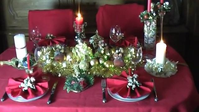 Новогодний стол украшенный шарами и гирляндой смотреть онлайн