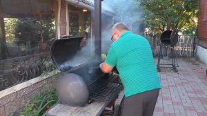 Мясо в смокере, куриные бедрышки, свиной карбонат .