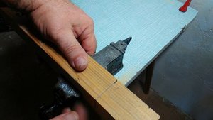 Как отпилить брусок под 90°, если отсутствует стусло.