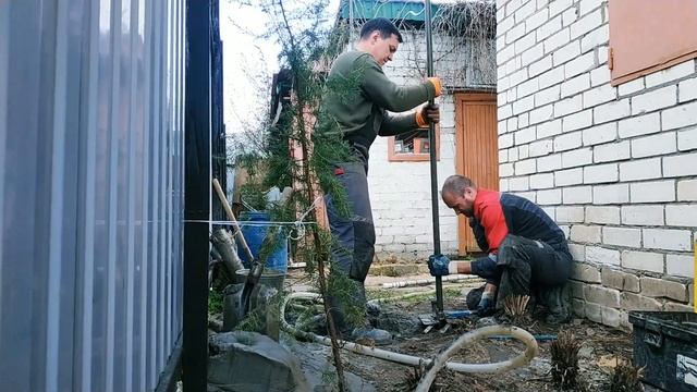 СКВАЖИНА АБИССИНСКАЯ.ВОДА ГЛУБОКО.НАСОС КАЧАЕТ НА ПРЕДЕЛЕ! ВОЗМОЖНОГО.#бурениескважиннаводу#скважин
