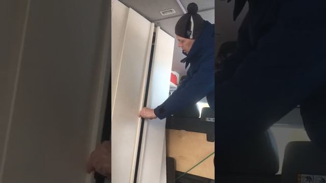 Раздвижные двери санузла в автодоме своими руками