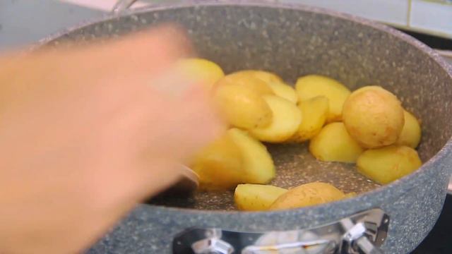 Молодой картофель,  по корейскому рецепту .