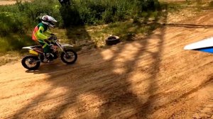 Тренируем прохождение поворотов  питбайки рулят