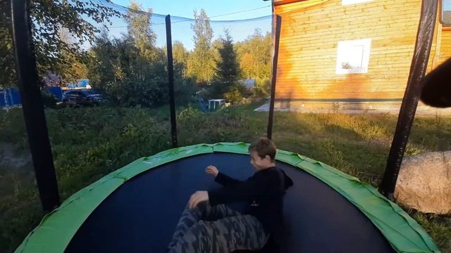 Как я научился делать сальто на батуте . смотреть онлайн