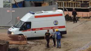 Машина скорой помощи подъехала на стройку, что-то спросила и помчалась.