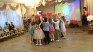 Танец с сердцами / Вход на утренник в подготовительной группе