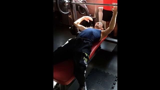 Фиксируем супер слабый жим лежа, Владик Хекс в не естественной среде обитания #5 смотреть онлайн