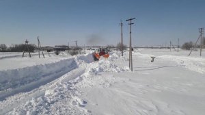 Кировец чистит снег в деревне