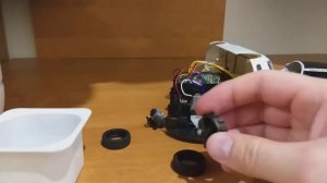 Как очистить колесики игрушечной машинки от намотанных волос