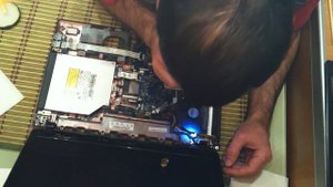 Ремонт креплений крышки дисплея ноутбука (заливка эпоксидной смолой)