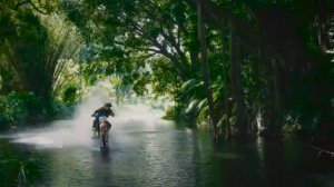 Сёрфинг на мотоцикле - из джунглей по реке в океан.