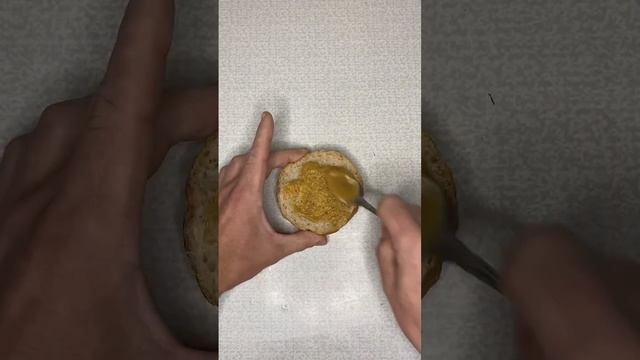 Простой сэндвич с яйцом на завтрак