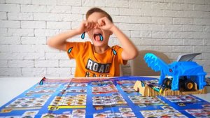 Мама дарит Марку много новых машинок Хот Вилс