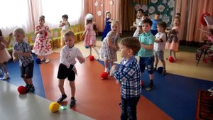 Детский танец на 8 Марта. Горошинки цветные