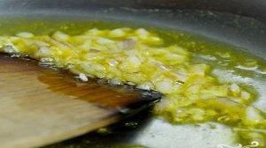 Жареные креветки с луком