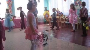 Утренник в детском саду нежный танец с цветами