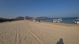 Корфаккан ОАЭ - центральный общественный пляж для мужчин и одетых женщин