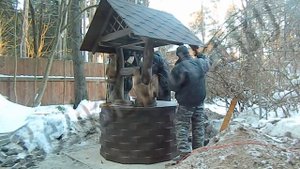 Установка домика для колодца