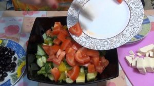 Греческий салат с брынзой.