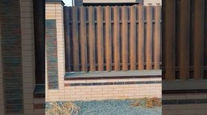 Забор из штакетника с кирпичными столбами _ откатные ворота