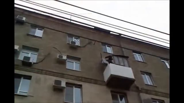 Обвал крыши дома разрушил балкон смотреть онлайн