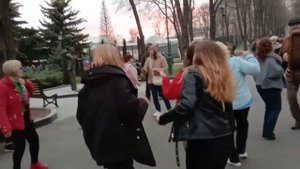 Ай яй,яй девченка!!!Танцы в саду Шевченко.