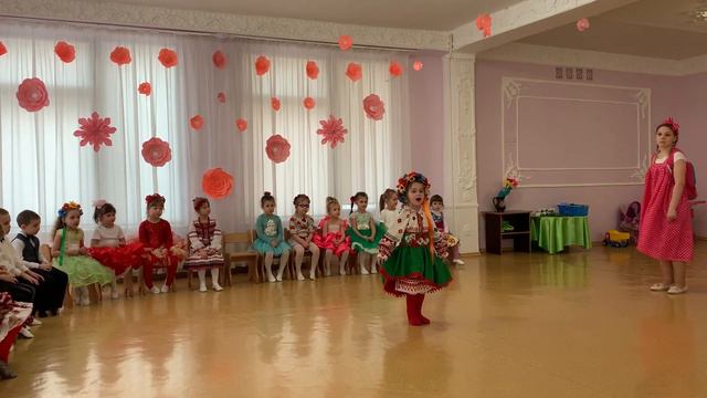 Пісня "Виграва сопілонька у ліску", різновікова група смотреть онлайн