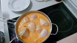 Курица в соусе на сковороде
