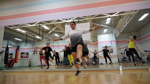 групповая функциональная тренировка высокой интенсивности с музыкальным сопровождением