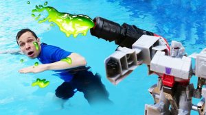Роботы трансформеры и игры в аквапарке:  Акватим VS Оптимус Прайм - игры битвы