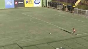 Парагвайский вратарь забил мяч от своих ворот