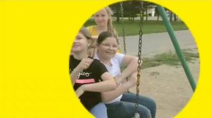 Маленькие звезды: дети танцуют и поют песню