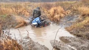 Упал с квадроцикла в болото)))