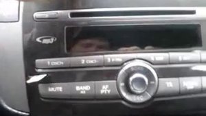 Вытаскиваем штатную магнитолу в Fiat Bravo