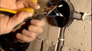 Скрутка и пайка проводов в распаечных коробках