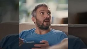 Овечкин снялся в рекламе страховой компании вместе с женой