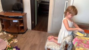 Уборка ? Четырехлетний ребёнок хорошо моет посуду / Наводим порядок вместе с дочками