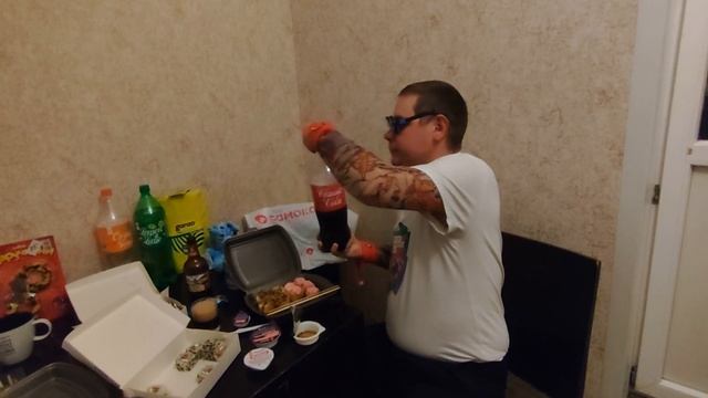 ДЕВУШКА ПРИЦЕПИЛА НАРУЧНИКАМИ ЧТОБЫ Я НЕ БУХАЛ И НЕ ОБЖИРАЛСЯ НА НОЧЬ