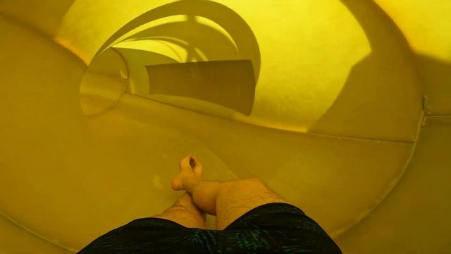 Yellow Water Slide at Aquapalace Praha смотреть онлайн