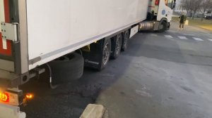 Помогли опытному дальнобойщику встать под рампу. Не удобный заезд под рампу.