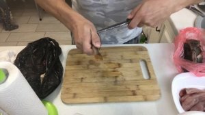 Чистим (разделываем)речного окуня, быстрый способ.