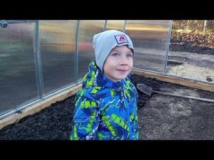 Жизнь в деревне простых людей . Внук, приехал. Теплица стоит .